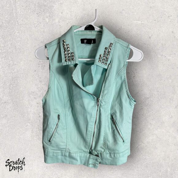 Forever 21 Women's Studded Sleeveless Denim Vest Size Small Light Blue 16x20.5 - Picture 1 of 4